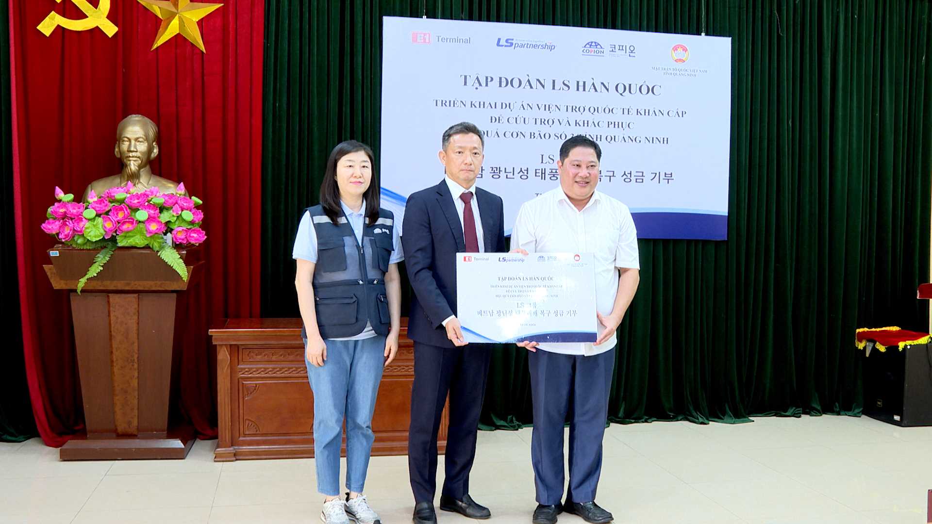 Yen Hung Petrochemical Joint Stock Company (E1 Terminal), representing LS Group (South Korea), donated 100 gift packages to families affected by super typhoon number 3